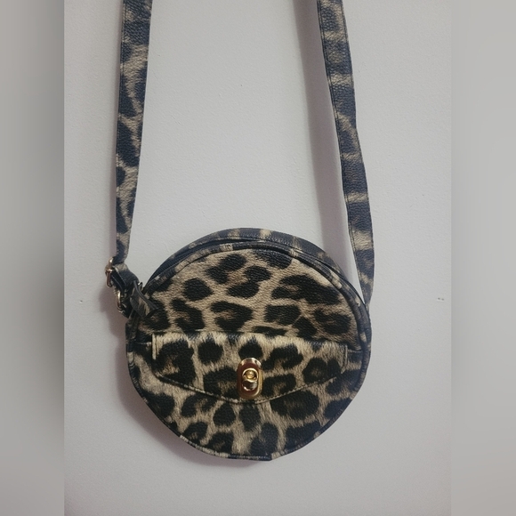 Handbags - NWOT- Circle cheetah crossbody purse